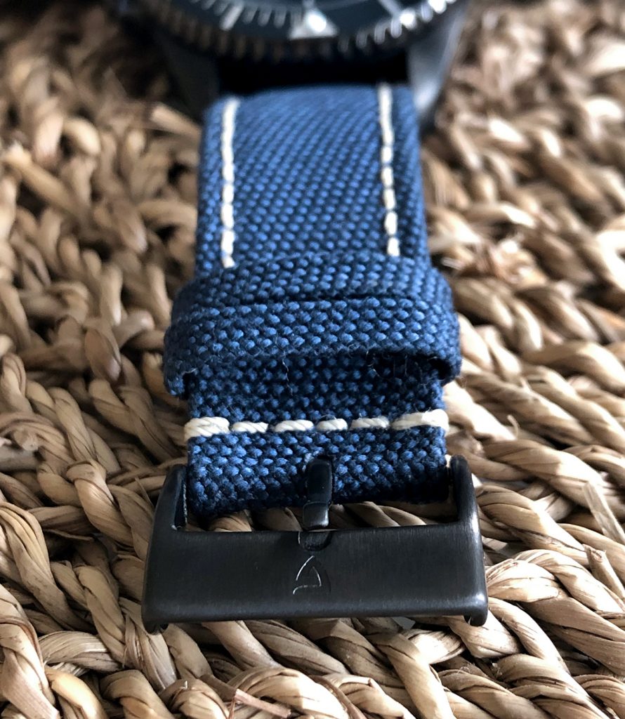 Dunkelblaues Nylon-Armband auf Lederbasis mit Dornschließe.