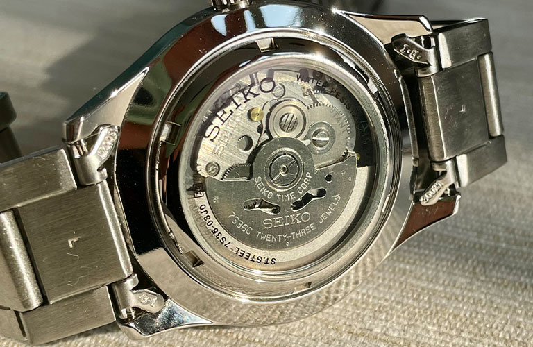Das Uhrwerk der Seiko SNZG13K1: Automatik-Kaliber 7S36
